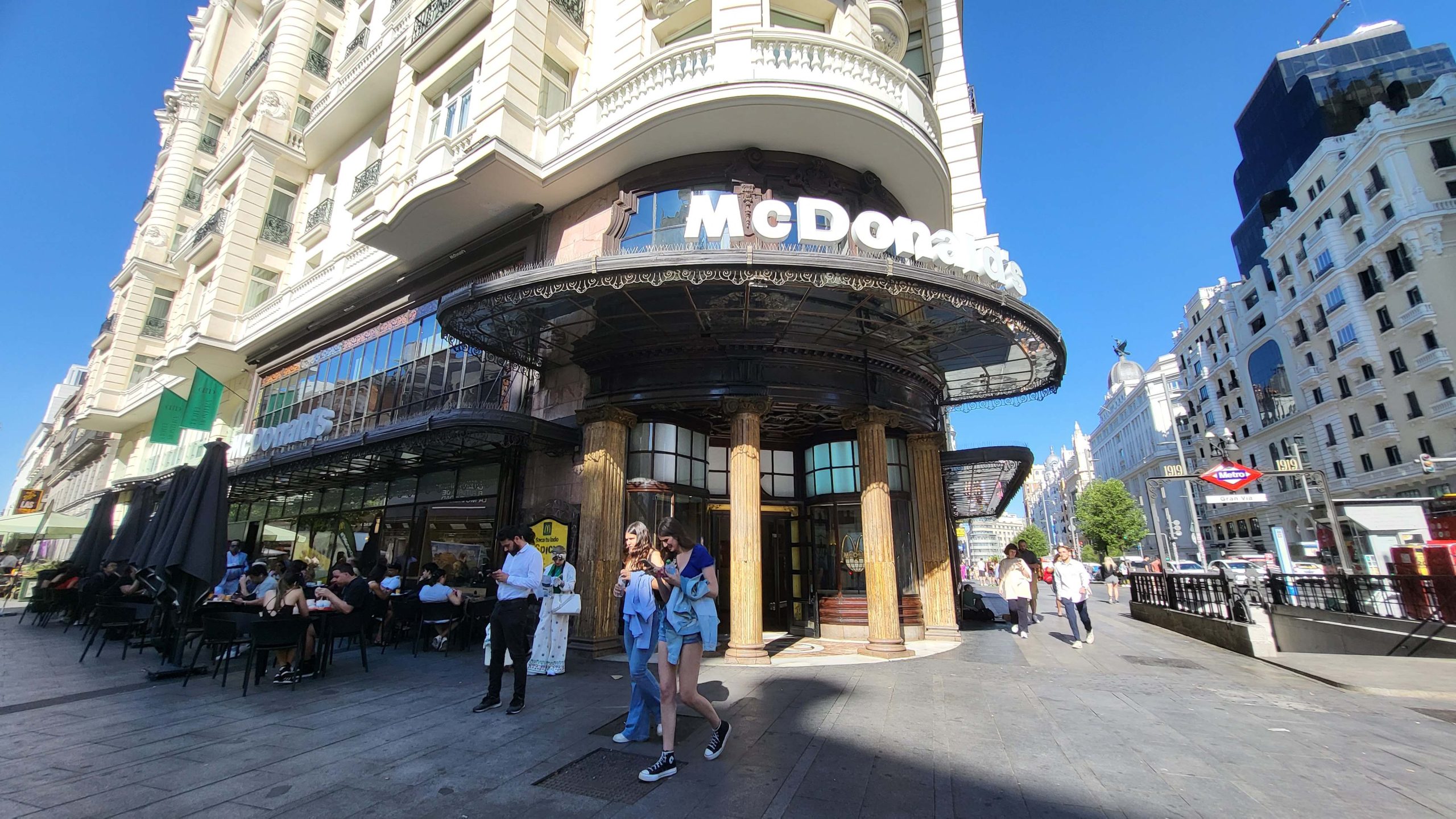 Le restaurant McDonald’s sur la Gran Vía de Madrid, avec une enseigne d’entreprise intégrée à la façade d’un bâtiment historique, un exemple d’identité graphique urbaine.