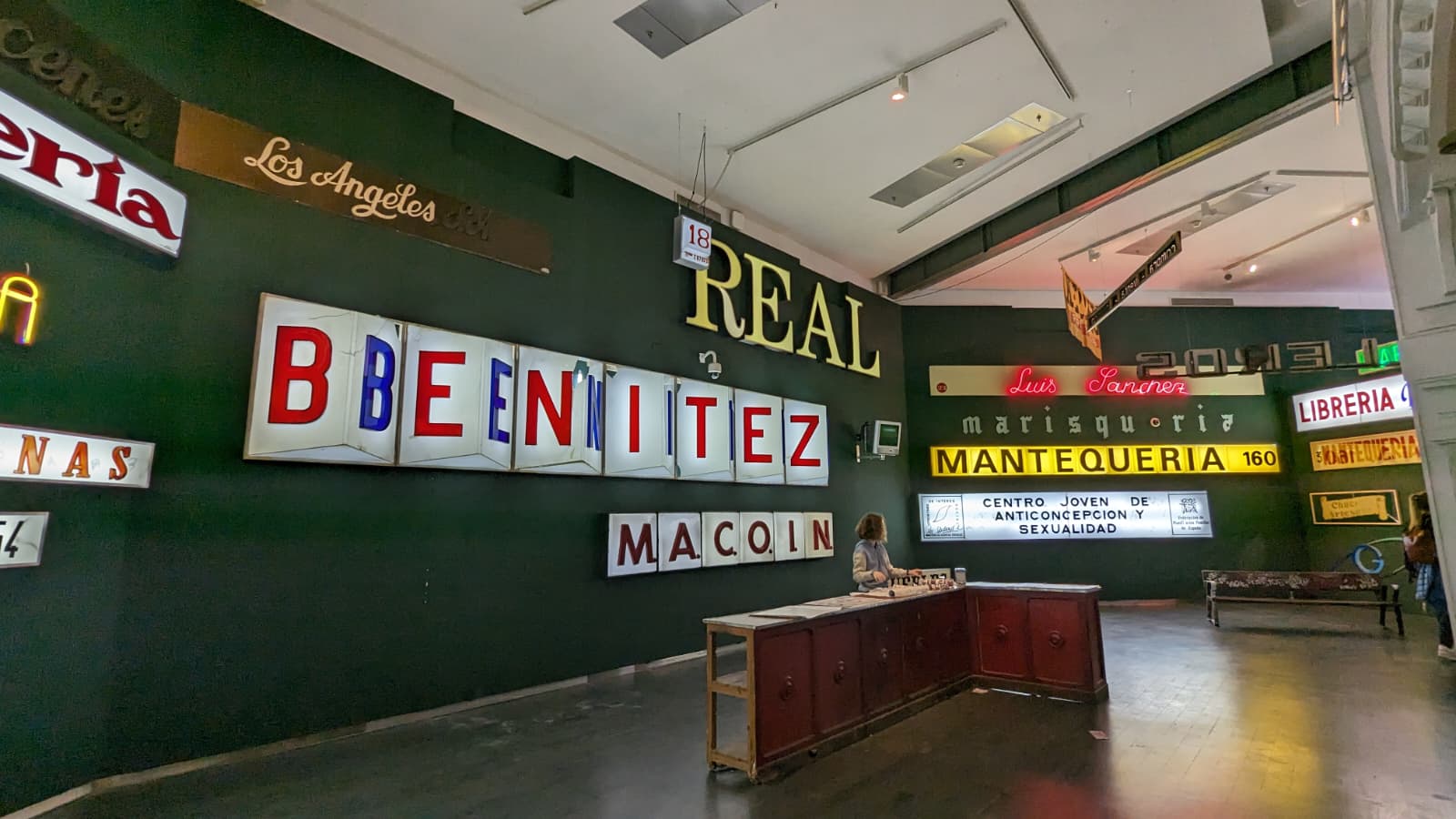 Sala de CentroCentro (Madrid) avec des enseignes commerciales récupérées par le collectif Paco Graco, une installation sur l’identité graphique urbaine.