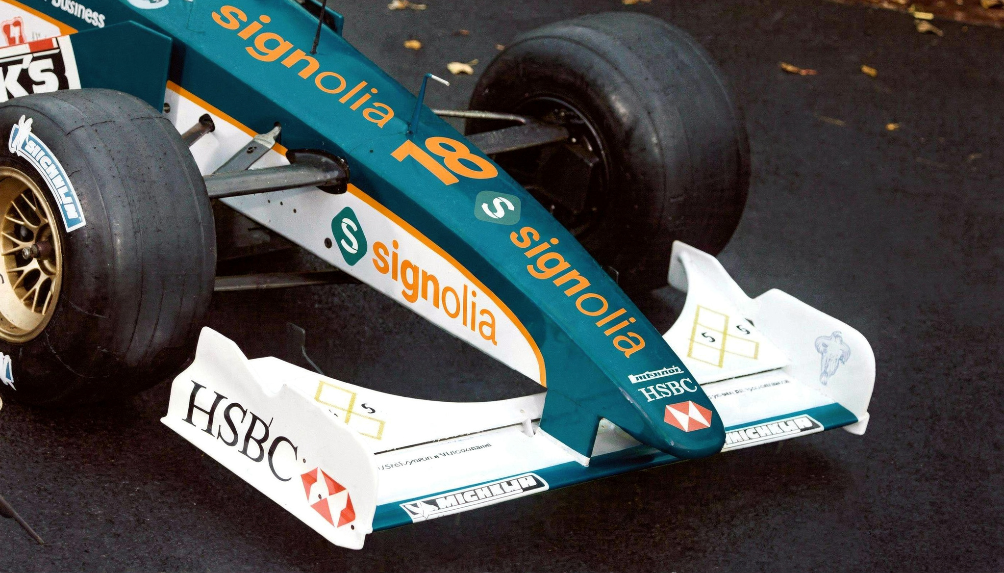 Image générée par IA d’une voiture de course avec des lettres et logos sponsors sur l’aileron avant et la carrosserie.